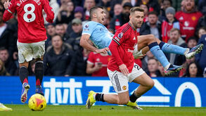 Luke Shaw em ação durante a vitória do Man. United sobre o Man. City