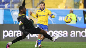 Os jogadores em ação durante o Estoril-Tondela