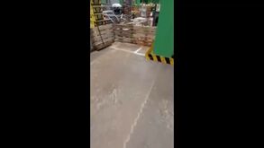 Centro logístico de supermercado em Loures inundado devido à chuva intensa