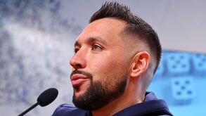 Homem discursa ao microfone durante uma conferência de imprensa