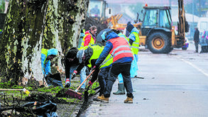 Equipas de limpeza removem detritos da via pública após alerta da Proteção Civil