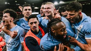 Jogadores do Manchester City celebram golo de Haaland, frente ao Liverpool, já nos descontos