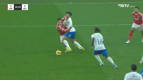 Schjelderup caiu na área do Alverca após choque com Touaizi: árbitro mandou jogar