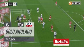 Pavlidis marcou mas golo foi anulado por mão na bola: comunicação do árbitro mal se ouviu na Luz