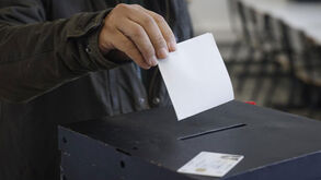 Um eleitor exerce o seu direito de voto