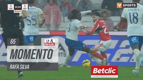 O lance da polémica na Luz: Rafa caiu na área do Alverca após este momento com Meupiyou