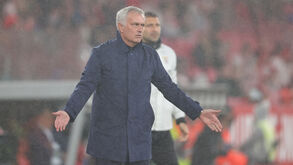 José Mourinho reage no banco de suplentes do Benfica durante o jogo com o Alverca