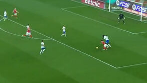 Um dos lances onde o Benfica considera ter ficado penálti por assinalar frente ao Alverca