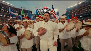 Bad Bunny atua com grupo no Levi's Stadium para o Powerflu