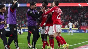 Jogadores do Benfica celebram o golo de Anísio frente ao Alverca