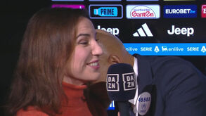 Insólito: Spalletti beija jornalista na flash interview... para explicar utilização do VAR