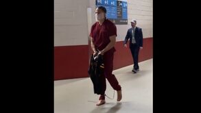 Mark Hollins em protesto contra Trump: craque dos Patriots chegou ao Super Bowl... acorrentado e algemado