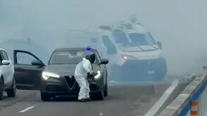 Troca de tiros e explosão: o momento em que grupo assalta carrinha de valores numa autoestrada italiana