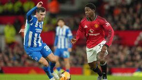 Kobbie Mainoo (à direita)