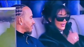 Lewis Hamilton com Kim Kardashian no Super Bowl 2026