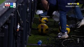 Apanha-bolas do FC Porto 'esconderam' bolas nos minutos finais do clássico para atrasar reatamento do jogo