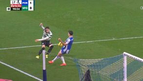 O penálti que permitiu ao Sporting empatar no Dragão aos 90'+10: mão de Moura e Suárez a marcar na recarga
