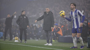 Rui Borges reage junto ao banco do Sporting durante o clássico com o FC Porto