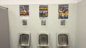 Capas de jornais nos urinois