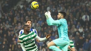 Rui Silva soca a bola durante o clássico no Estádio do Dragão