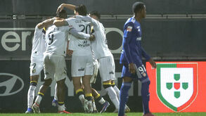 Jogadores do Famalicão festejam frente ao AVS