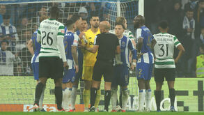 Os jogadores de FC Porto e Sporting à conversa com o árbitro Luís Godinho durante o clássico