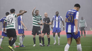 Morten Hjulmand à conversa com Luís Godinho durante o FC Porto-Sporting