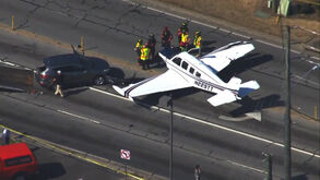 Avioneta colide com carros ao aterrar de emergência em estrada nos EUA