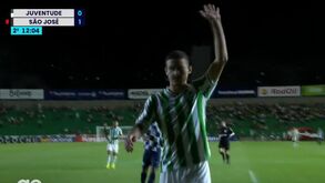 Avançado que passou por Portugal desiste de jogada ao aperceber-se da lesão do adversário e é vaiado