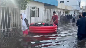 Moradores tentam recuperar bens das cheias que atingiram o norte da Colômbia