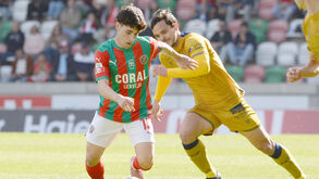 Espanhol (à esquerda) distinguido pelos treinadores da 2ª Liga