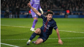 João Neves no lance que resultou o autogolo de Medina