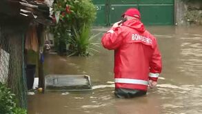 Bombeiro de Avintes caminha com água perto da cintura após rio Febros transbordar  