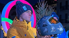 Vladyslav Heraskevych mostra o capacete que está a utilizar durante os Jogos de Inverno