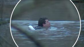 Homem cai à água em zona inundada pelo rio em Estarreja: esteve agarrado uma hora a uma árvore antes de ser resgatado