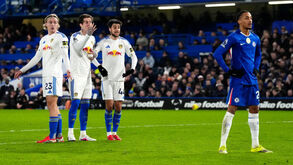 Os jogadores de Chelsea e Leeds em ação