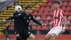 Jogadores disputam a bola durante o Leixões-Sporting