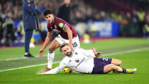 Mateus Fernandes em disputa de bola com Luke Shaw