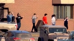 Em fila e de mãos no ar: vídeo capta estudantes a saírem de escola no Canadá onde ocorreu tiroteio