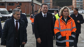 O primeiro-ministro, Luís Montenegro, e a presidente da Câmara Municipal de Coimbra, Ana Abrunhosa, durante a visita às oficinas dos SMUTC, afetadas pela depressão Kristin.