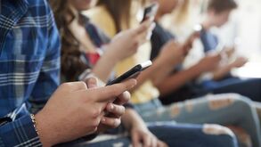 Jovens vão precisar de permissão para aceder a redes sociais