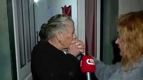 «Estou com medo de estar aqui»: idosa reza para que diques não rebentem no rio Mondego