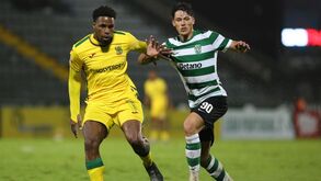 Rafael Nel em duelo com o pacense Kauan na vitória da equipa B do Sporting (3-0)