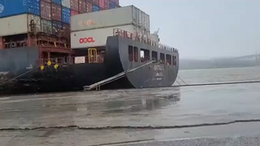 Imagens mostram navio com 260 metros a romper amarras antes de andar à deriva no Tejo