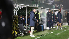 Micael Sequeira reage junto ao banco do Sporting durante o jogo com o Hammarby