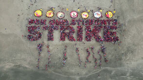 Imagens de drone mostram milhares de professores em greve numa praia de São Francisco