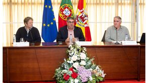 Jorge Carmo, Nuno Pissarra e Francisco Paula numa mesa com as bandeiras de Portugal, Europa e Albufeira
