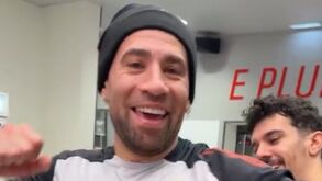 A entrar nos 38 com muita... algazarra: Otamendi sopra as velas no Seixal e colegas não perdoam