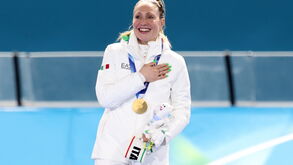Francesca Lollobrigida com a medalha de ouro nos 5.000 de patinagem em Milão-Cortina'2026