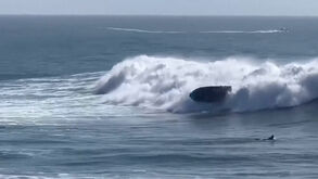 O momento em que barco é ‘engolido’ por onda na Califórnia